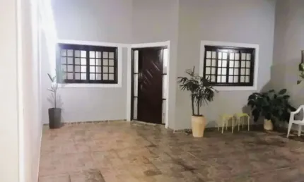Casa térrea/ 130 m²/ 2 Dorm/ Área Gourmet/ Ac. Av. Edward Fru Fru/ Só R$ 325 mil