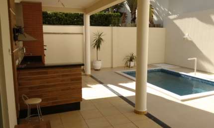 Sobrado Alto Padrão em Condomínio/ 3 Suítes/ Piscina/ Acesso Armando Pannunzio