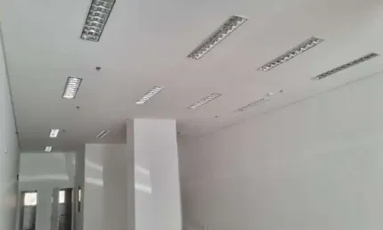 Sala comercial/ 150 m²/ 2 Wc´s/ 5 Vagas/ À 10 min. do Centro/ Aluguel 7.500