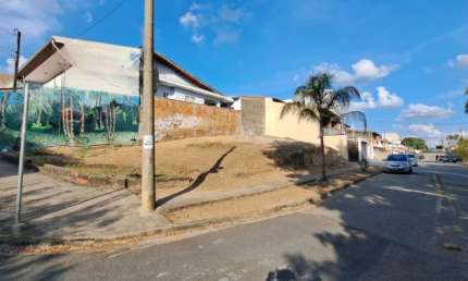 Terreno de esquina à venda/ Jd. Prestes de Barros/ 261 m²/ Só 330 mil