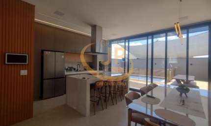Sobrado à venda no condomínio Sunlake/ 219 m² a.c/ Ambientes integrados/ Piscina