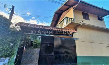 2 CASAS COM ÁREA DE LAZER PRÓXIMO AO CENTRO DA CIDADE