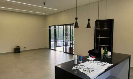 CASA TÉRREA COM 3 SUÍTES Á VENDA NO CONDOMÍNIO TERRAS DE CAXAMBU EM JUNDIAÍ/SP .