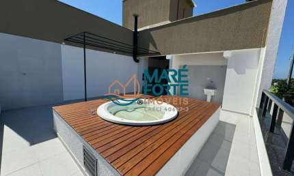 Cobertura próximo a praia com vista lateral para o mar