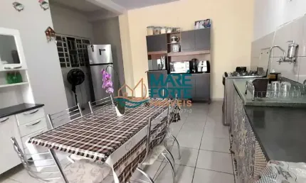 CASA COM 5 QUARTOS E 3 SUÍTES A CERCA DE 350 METROS DA PRAIA!