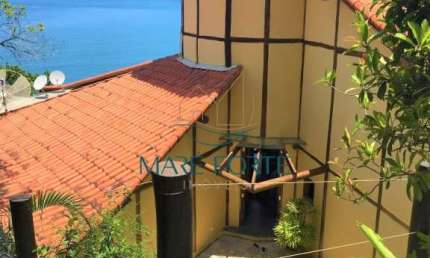 CASA EM CONDOMINIO DE ALTO PADRÃO COM MAGNIFICA VISTA PARA O MAR !