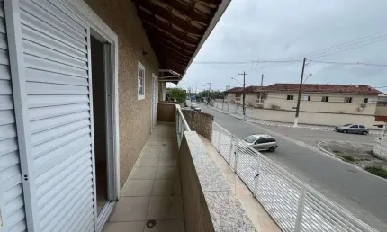 Casa com sacada, 2 suítes e quintal por R$ 220 Mil em Praia Grande-SP