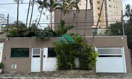 Casa Espetacular a 2 Quadras da Praia com Suíte Master, Jardim e Segurança!!