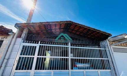 Casa com 2 dorms, suíte e churrasqueira para locação na Vila Mirim – R$ 2.500