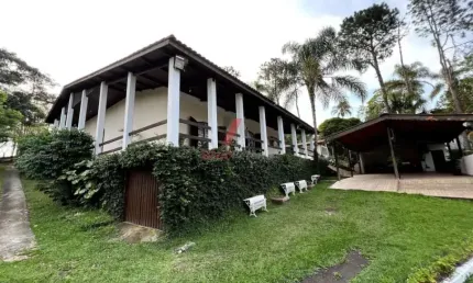 Chácara em Guararema! Esta propriedade única oferece um terreno espaçoso de 8.549,50 metros quadrados com 290,87 metros quadrados de área construída.