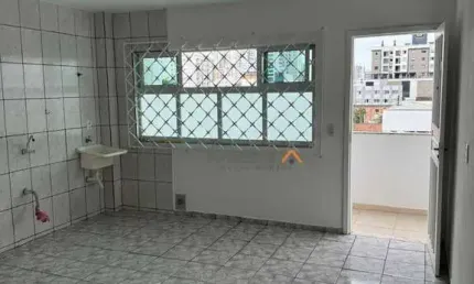 Apartamento de 1 dormitório para locação anual no centro de Balneário