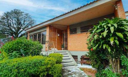Casa à Venda , 336m² de área total sendo 276m² privativos, 3 Dormitórios, 1 suíte, 3 vagas de garagem, terraço, Pátio frente e fundos, no Bairro Santa Tereza.