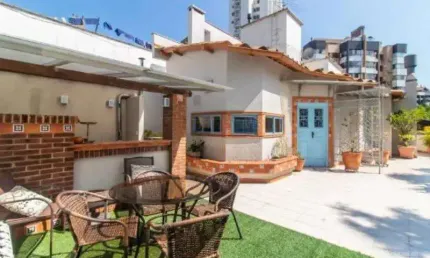 Cobertura com 3 Quartos e 4 banheiros, Suite master com Hidro, box coberto com 2 vagas, à Venda, 287 m² no coração do Bairro Bela Vista.