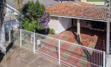 Casa Térrea de rua a venda na Vila Izabel –Curitiba–PR de 171m2, 3 quartos sendo 1 suíte, 4 vagas, em rua tranquila sem saída