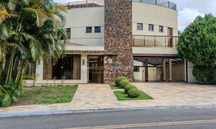 Casa em condomínio fechado com 5 suítes, 2 escritórios e mais de 700m² de área total – muito espaço, conforto e segurança em meio à natureza!