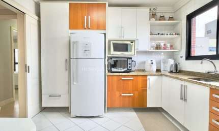 Apartamento Padrão-Raridade no coração do Batel: 113m² privativos, 3 vagas e muito espaço para viver bem