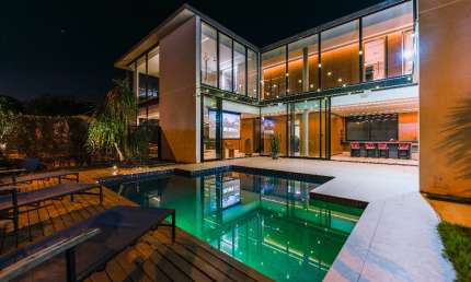 Casa Moderna automatizada e área de lazer integrada