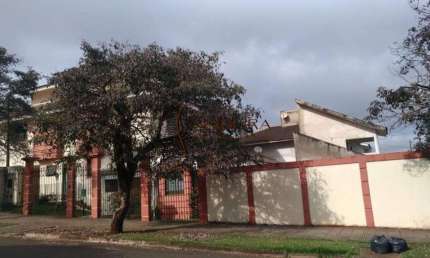 Oportunidade - Excelente sobrado com 410 m2 com uma bela e grande piscina, em ótima localização. Jarim Imperial a uma quadra da Alexandre Rasgulaeff