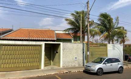 Casa para Venda em Araraquara, Jardim Dumont, 3 dormitórios, 1 suíte, 2 banheiros, 2 vagas