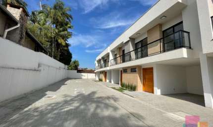 Casa em condomínio fechado com 3 quartos à venda na Rua Alberto Bornschein, --, Glória, Joinville por R$ 680.000