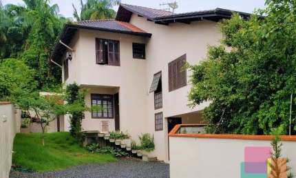 Casa com 3 quartos à venda na Rua Iguaçu, --, Santo Antônio, Joinville por R$ 990.000