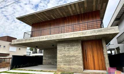 Casa em condomínio fechado com 3 quartos para alugar na Rua Guilherme Zilmann, --, Vila Nova, Joinville por R$ 12.500