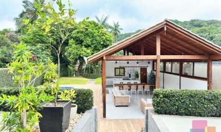 Casa com 3 quartos à venda na Rua João Krisch, --, Glória, Joinville por R$ 2.100.000