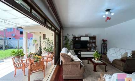 Casa com 4 quartos para alugar na Rua Marquês de Olinda, --, América, Joinville por R$ 8.000