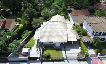 Casa com 3 quartos para alugar na Rua Alceu Koehntopp, --, América, Joinville por R$ 8.900