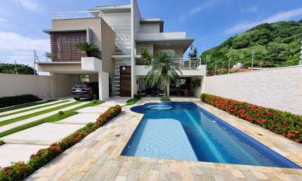Mansão de Luxo na Praia do Tombo, Guarujá-SP: 5 suítes, espaço gourmet, piscina e muito mais! Venha se encantar!