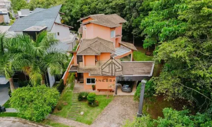 SOBRADO COM PERSONALIDADE CONDOMINIO FECHADO COM 05 SUITES