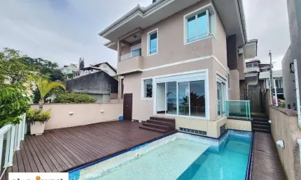 Casa com 3 suites para alugar, 261 m² por R$ 11.775/mês - Centro - São José/SC