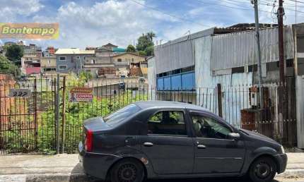 TERRENO COM CONSTRUÇÕES NOS FUNDOS - ÓTIMA LOCALIZAÇÃO