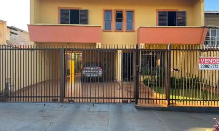 Sobrado para venda possui 271 metros quadrados com 4 quartos em Brasília - Londrina - PR