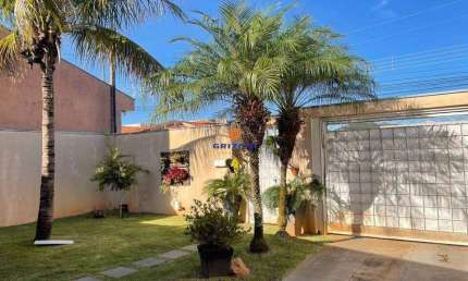 Venda de casa no Jadim Marcia 2, com 2 quartos sendo 1 suíte e 2 banheiros, 2 salas e 3 vagas de garagem