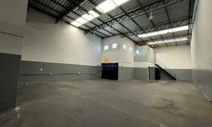 BARRACÃO I 1 SALÃO AMPLO I 2 BANHEIROS I 1 COZINHA I 1 SALA PISO SUPERIOR