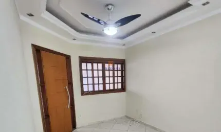 Linda casa, 3 quartos sendo uma suíte, excelente localização