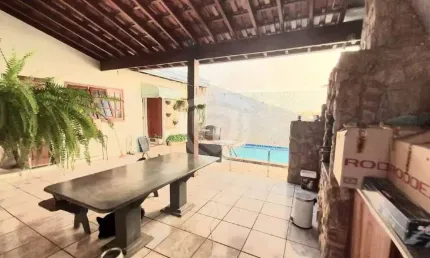 CASA 3 DORMITORIOS./SENDO 1 SUITE/ SALA/COZINHA/ÁREA DE SERVIÇO/ESCRITORIO