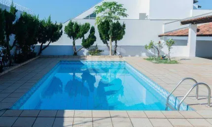 Casa à venda para Comercial ou Residencial com 3 Suítes, Varanda com 8 Salas, 10 Vagas de Garagem
