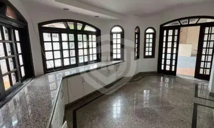 CASA COMERCIAL | 5 QUARTOS | 3 BANHEIROS | 2 COZINHA | 2 SALAS AMPLAS I 6 VAGAS GARAGEM