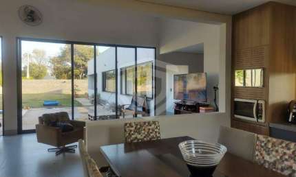 Casa térrea no Recanto dos Bandeirantes 3 quartos sendo 3 suítes sala 2 ambientes 3 vagas de garagens
