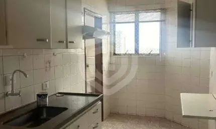 Apartamento Edifício Araucária dois quartos sendo 1 suíte - 1 vaga de garagem.
