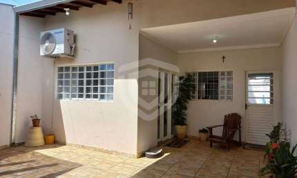 Casa para locação no Alto Paraiso, com 3 quartos sendo 1 suíte, 1 sala, 2 ambientes e 2 vagas de garagem