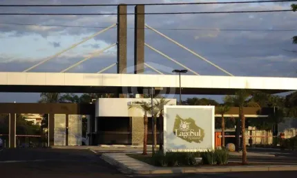 Terreno de esquina à venda no Condomínio Lago Sul - 900 m²