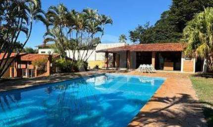 Casa à Venda em estilo Colonial com 4 suites no Condomínio Shangrilá - Excelente localização