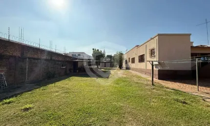 Casa com terreno amplo com 22 metros de frente por 44 metros de fundo (968 m²), sendo dividido em duas áreas: