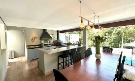 Casa à venda em Cotia, Granja Viana II, com 3 suítes, com 302 m²