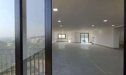 Laje Comercial no térreo para locação em Cotia na Estrada do Capuava, com 139 m²,