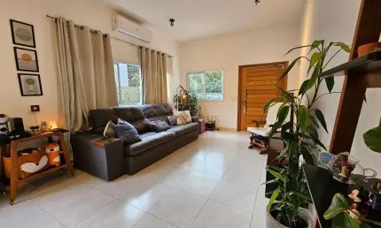 Casa à venda em Cotia, Jardim Colibri, com 3 suítes, com 196 m²
