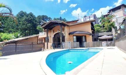 Casa à venda em Cotia, Chácara Roselândia, com 3 suítes, com 246 m²